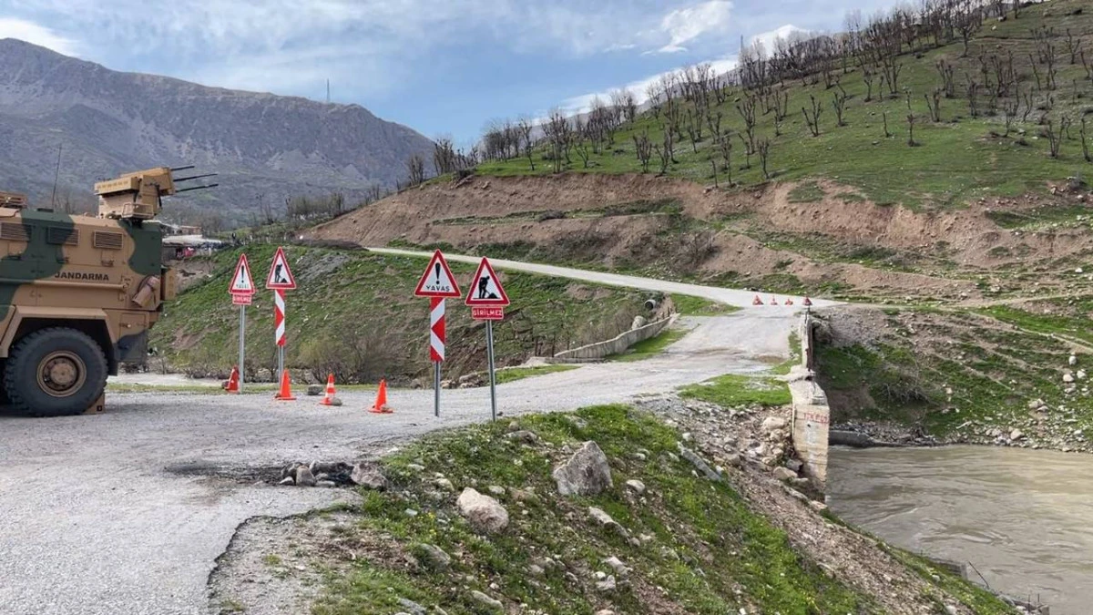 40 hanelik mahallenin k&ouml;pr&uuml;s&uuml; &ccedil;&ouml;kt&uuml;: 15 g&uuml;nd&uuml;r ulaşım yok