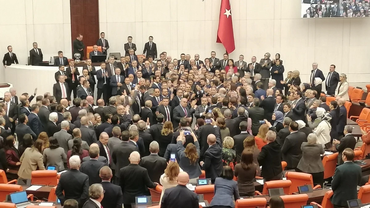 Adalet Bakanı k&uuml;rs&uuml;ye &ccedil;ıktı: Yumruklar konuştu