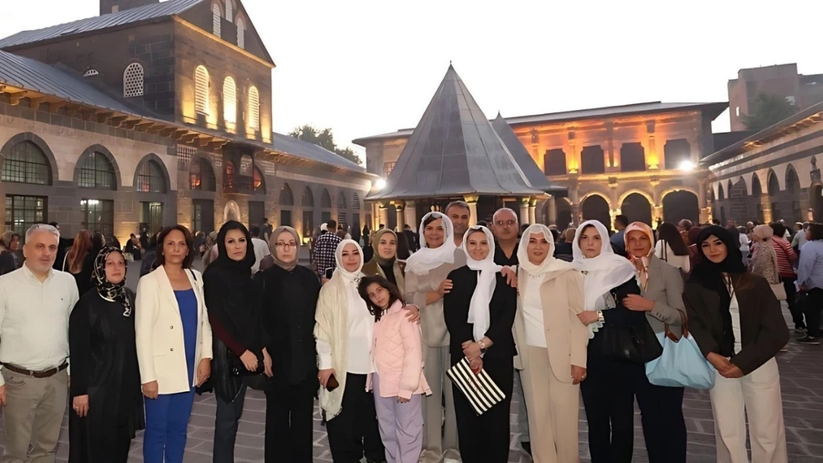 AK Partililer beyaz tülbent taktı, Diyarbakır’ı gezdi