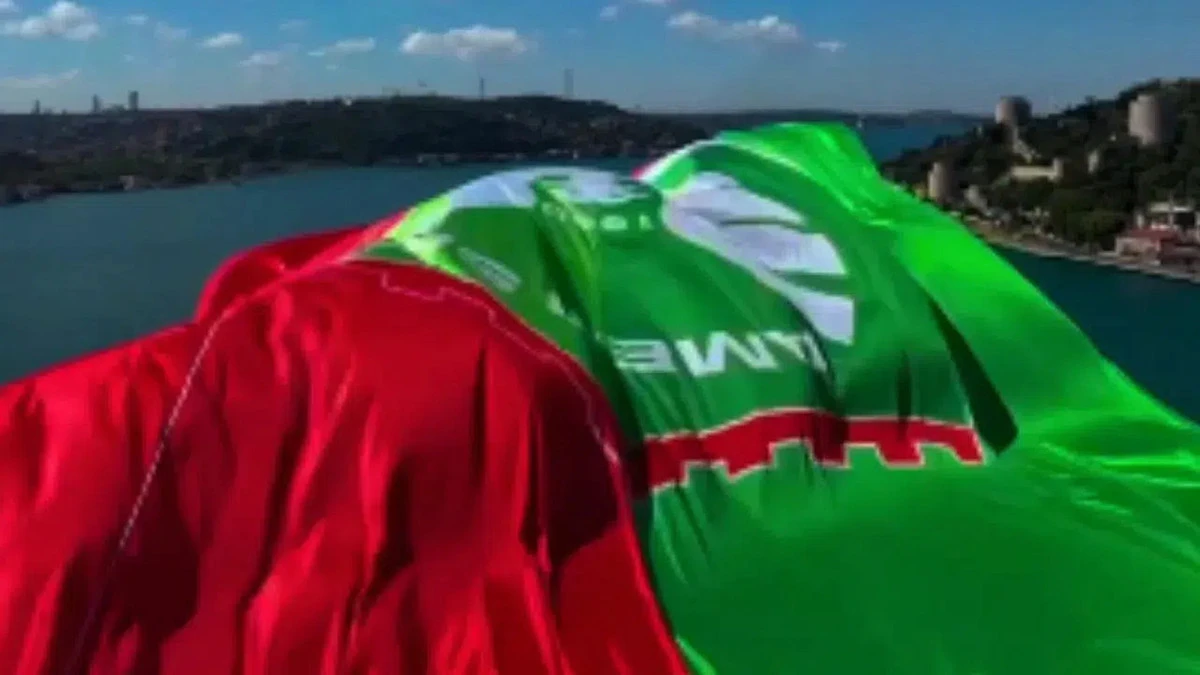 Amedspor bayrağı Fatih Sultan Mehmet K&ouml;pr&uuml;s&uuml;&rsquo;nde