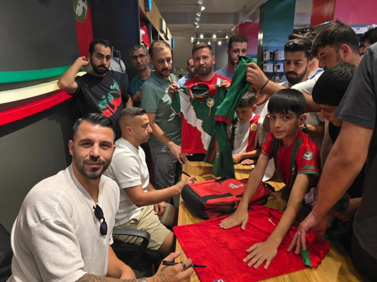 Amedspor’un iki yıldızına imza töreninde yoğun ilgi