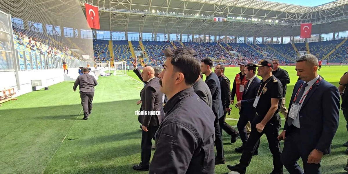 Ankara Emniyet M&uuml;d&uuml;r&uuml; Y&uuml;ksek, Amedspor taraftarlarını selamladı