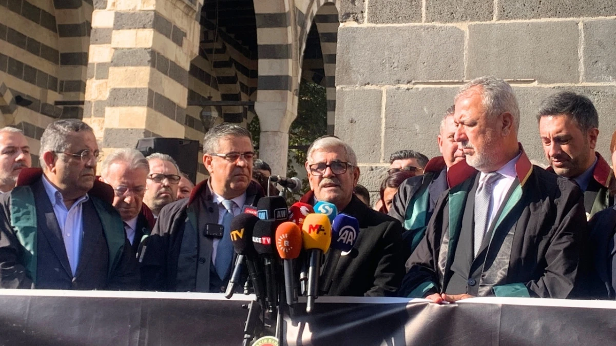 Avukatlar cübbelerle yürüdü: Tahir Elçi anıldı