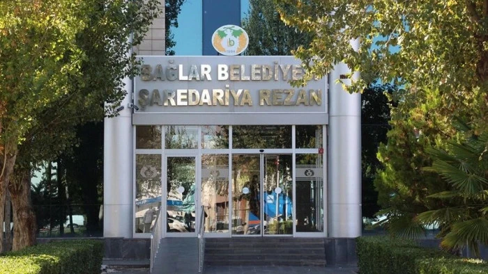 Bağlar Belediyesi'nde maaş krizi b&uuml;y&uuml;yor: &lsquo;Zam beklerken icralık olduk!&rsquo;