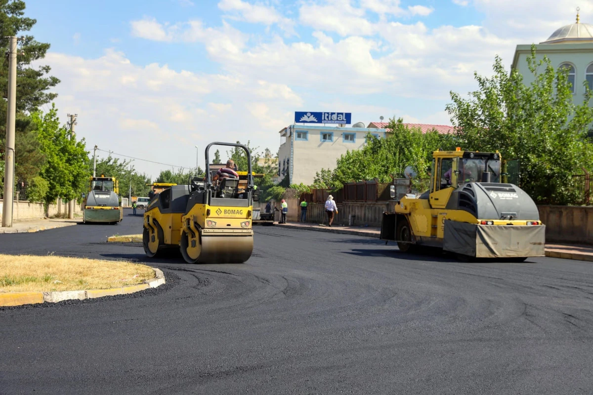 Bağlar&rsquo;da 10 yıldır hizmet g&ouml;rmeyen yollar yenileniyor