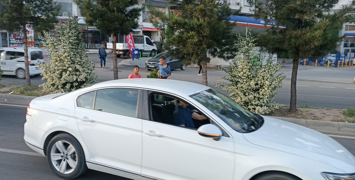 Çocuk dilencilerin trafik ışıklarındaki ölüm oyunu