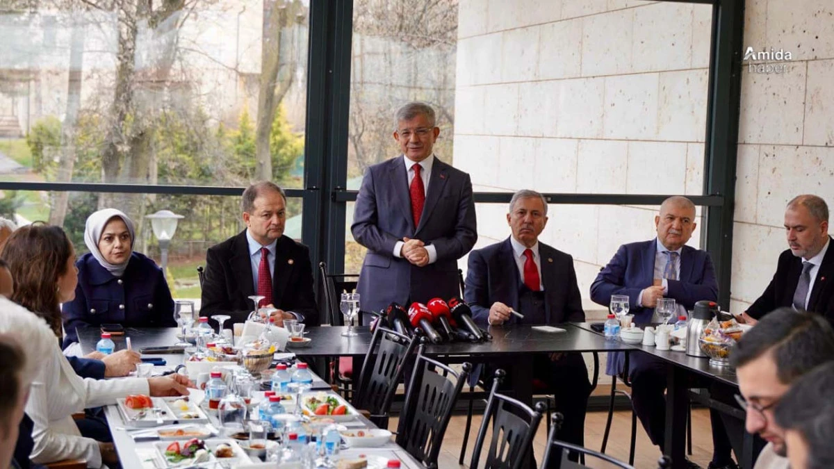 Davutoğlu: Erdoğan iki şartla erken se&ccedil;ime gider