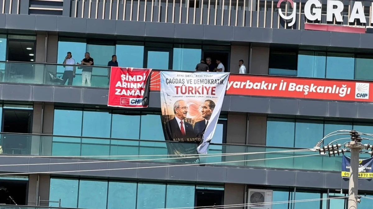 Diyarbakır CHP&rsquo;de Kemal Kılı&ccedil;daroğlu afişi asıldı