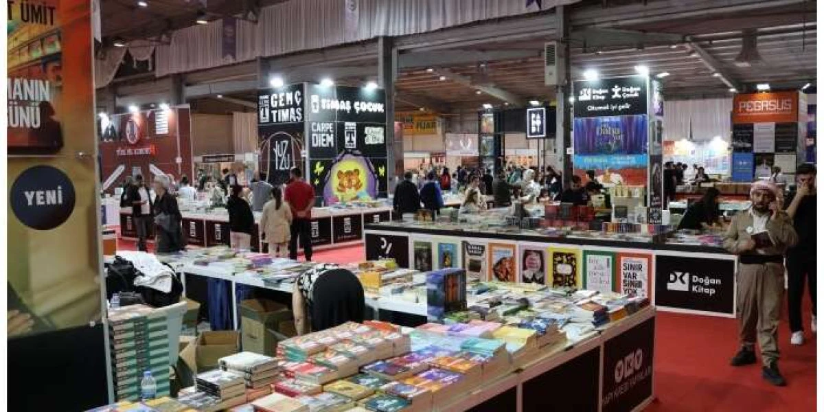 Diyarbakır Kitap Fuarı&rsquo;nda final: İmza masaları son g&uuml;ne damga vurdu