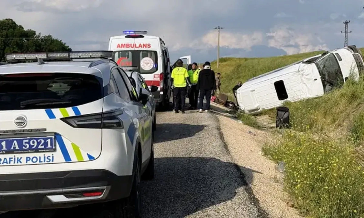 Diyarbakır-Silvan kara yolunda yolcu minib&uuml;s&uuml;, şarampole devrildi