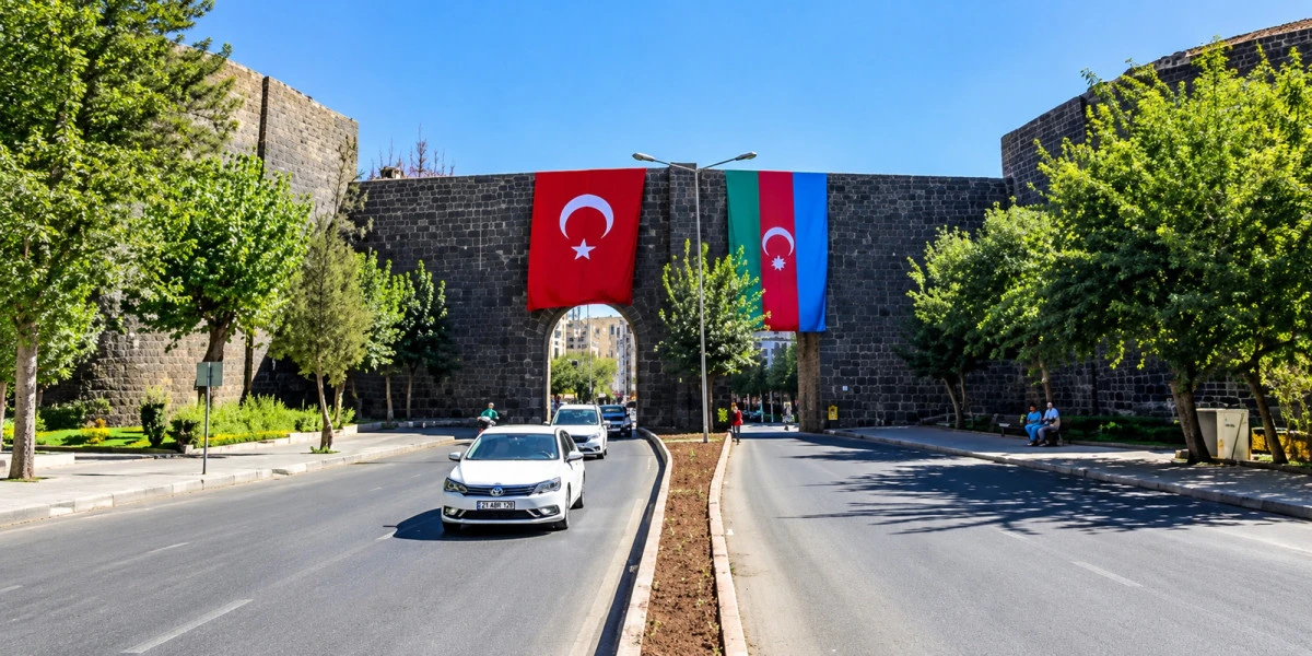 Diyarbakır Surlarına Azerbaycan&rsquo;a tepki pankartı asıldı