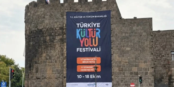 Diyarbakır Surları'nda pankart skandalı: S&ouml;k&uuml;ld&uuml; ama tepkiler dinmiyor!
