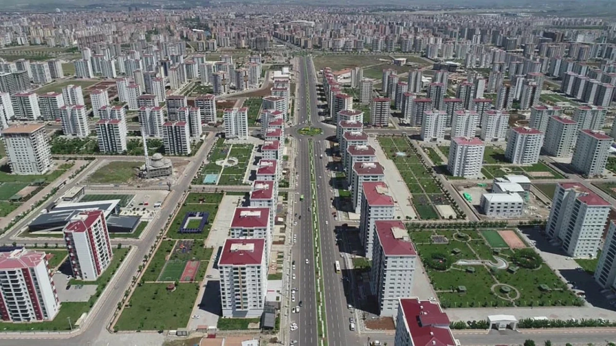 Diyarbakır&rsquo;da 20 bin kişi dev sitelerde mesai yapıyor