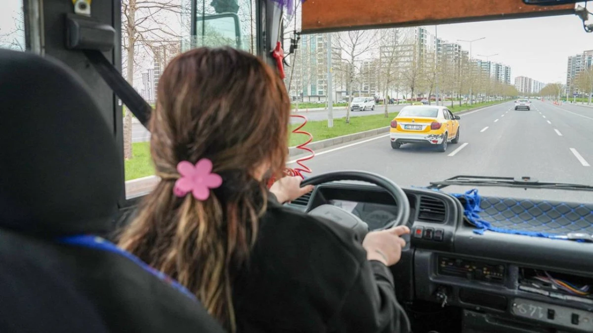 Diyarbakır&rsquo;da 50 kadın otob&uuml;s şof&ouml;rl&uuml;ğ&uuml; i&ccedil;in direksiyon başında
