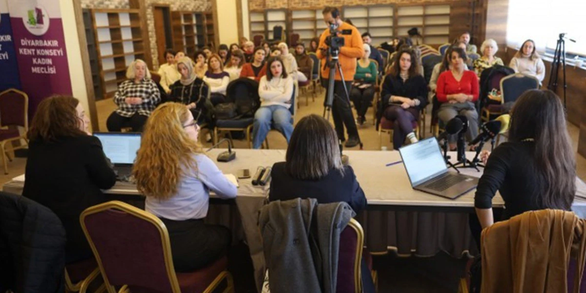 Diyarbakır&rsquo;da kadın yoksulluğu paneli: Kapitalizm kadın emeğini s&ouml;m&uuml;r&uuml;yor