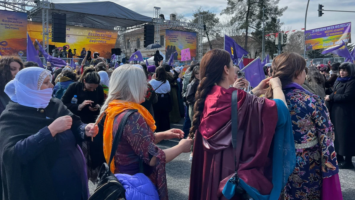 Diyarbakır&rsquo;da kadınlar &ouml;rg&uuml;leriyle 8 Mart&rsquo;a y&uuml;r&uuml;d&uuml;