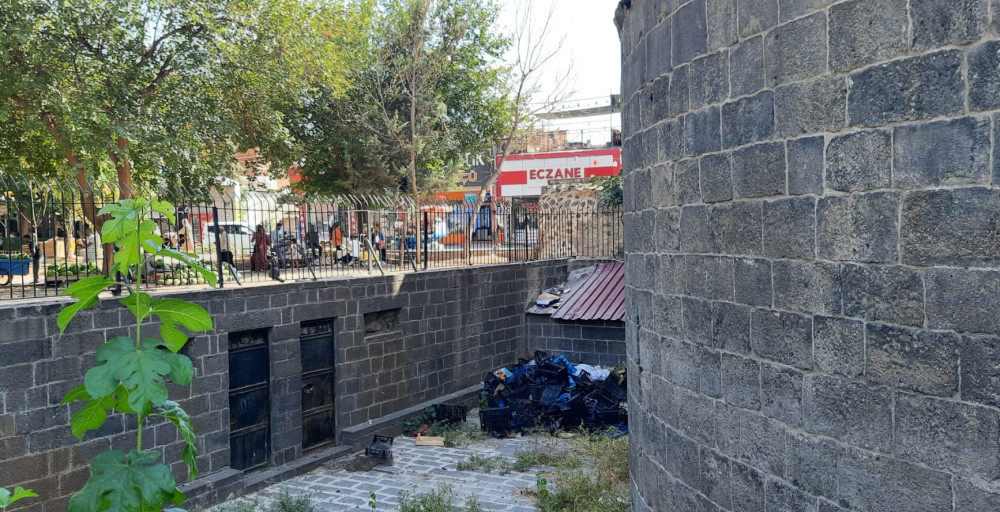 Diyarbakır’da milyonlar harcanarak restore edilen burcun etrafı çöp doldu