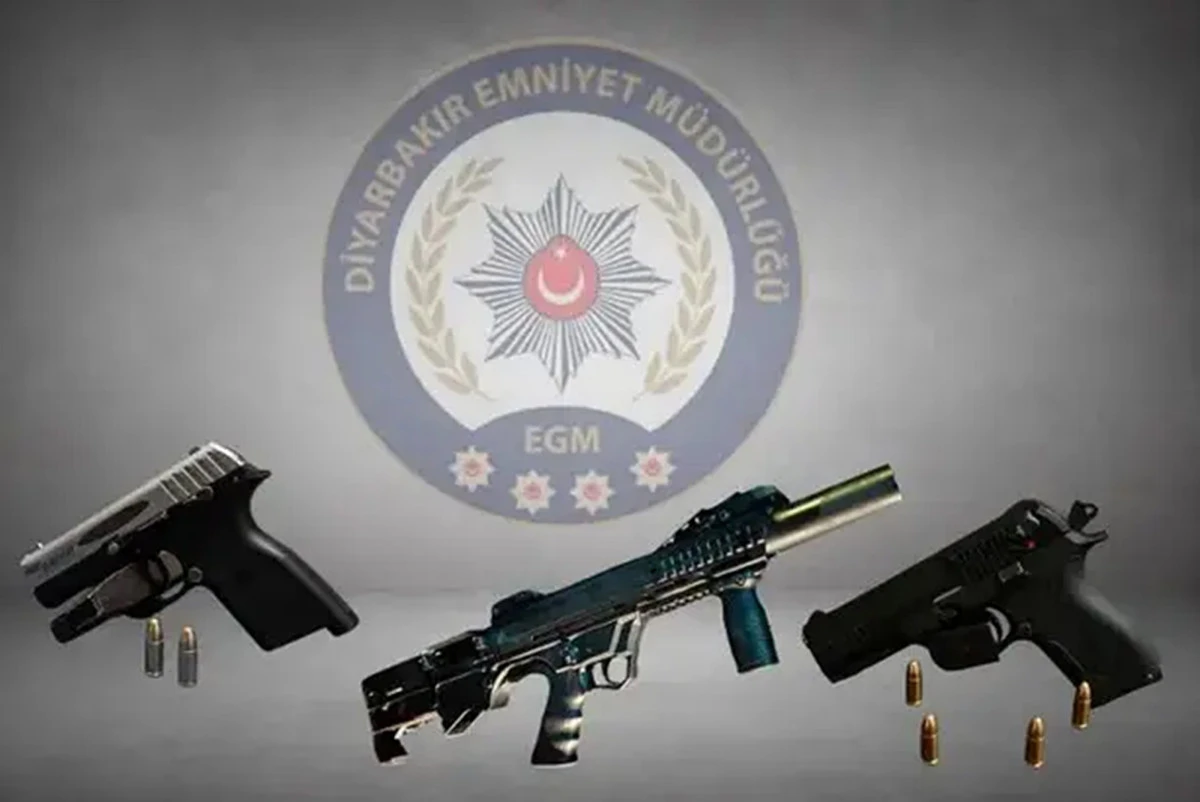 Diyarbakır&rsquo;da polis denetimlerinde 3 silah ele ge&ccedil;irildi