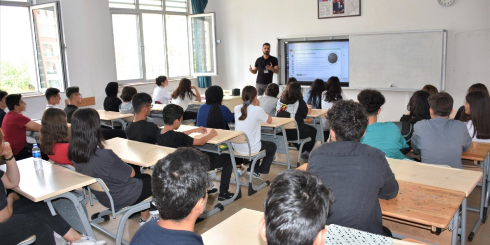 Diyarbakır’da psikologlar öğrencilere seminer verdi
