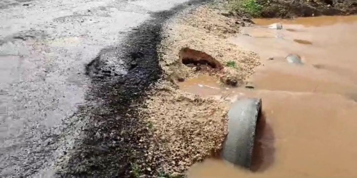 Diyarbakır'da sağanak; dere taştı, yol çöktü