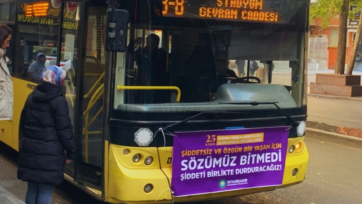 Diyarbakır’da toplu taşıma araçlarına 25 Kasım pankartı