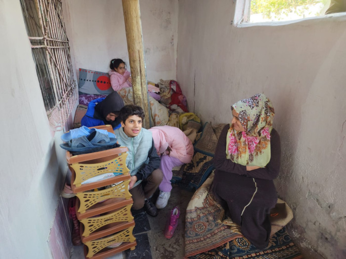Diyarbakır’da yürek sızlatan görüntü: Engelli çocuklarıyla barakada yaşıyor