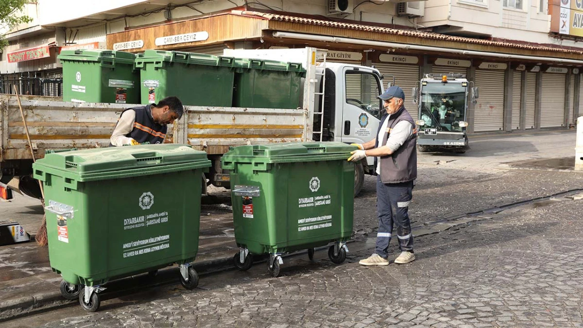 Diyarbakır&rsquo;da yeni nesil &ccedil;&ouml;p konteynerleri alanlara yerleştiriliyor