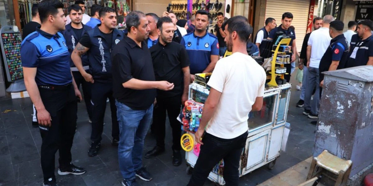 Diyarbakır&rsquo;da Zabıta ekiplerinden Sur'da kaldırım işgali denetimi