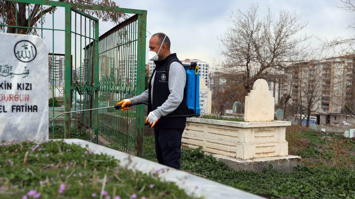 Diyarbakır’daki mezarlıklarda Ramazan Bayramı temizliği başladı