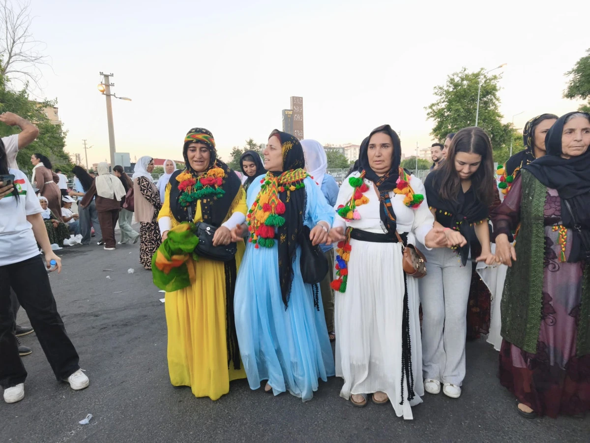 Diyarbakır&rsquo;daki &ldquo;&Ouml;zg&uuml;rl&uuml;k Mitingi&rdquo; renkli anlara sahne oldu
