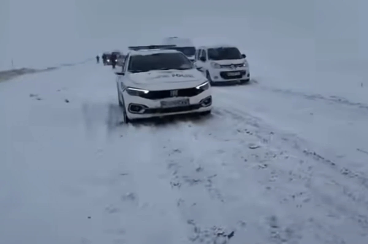 Diyarbakır&ndash;Silvan Karayolu Kar Nedeniyle Kapandı: Kilometrelerce Ara&ccedil; Kuyruğu Oluştu