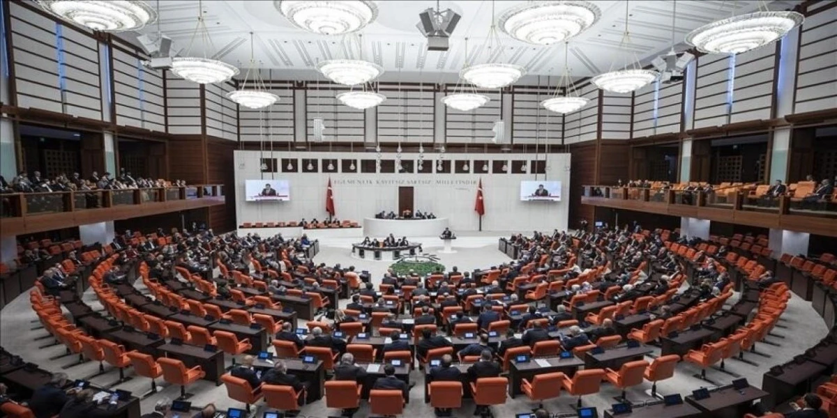 Emniyet ve basına y&ouml;nelik d&uuml;zenlemeleri de i&ccedil;eren kanun teklifi kabul edildi