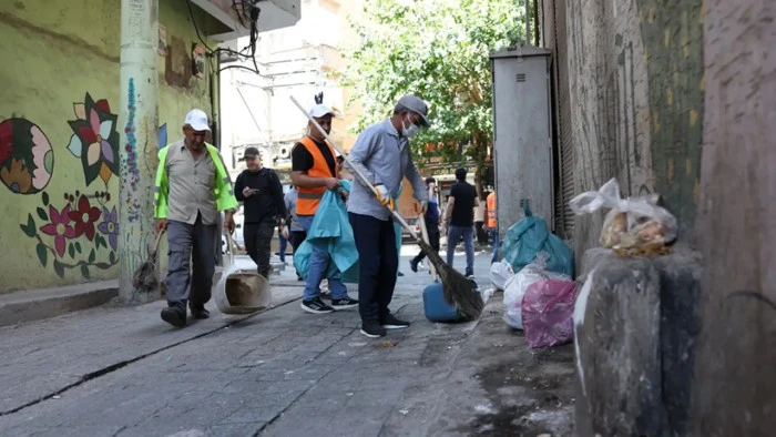Eş başkanlar temizlik i&ccedil;in sokağa indi