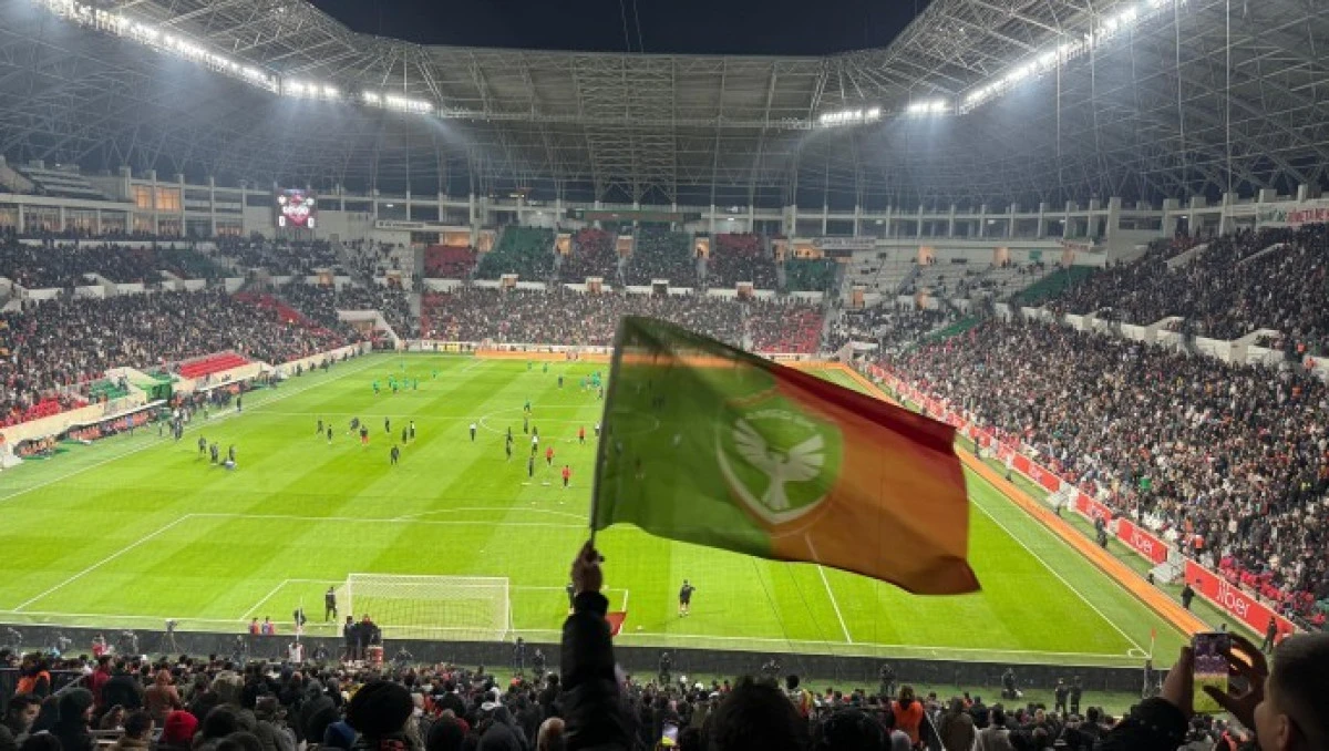 Galibiyetle sonu&ccedil;lanan Amedspor ma&ccedil;ında Leyla Zana&rsquo;ya destek mesajı