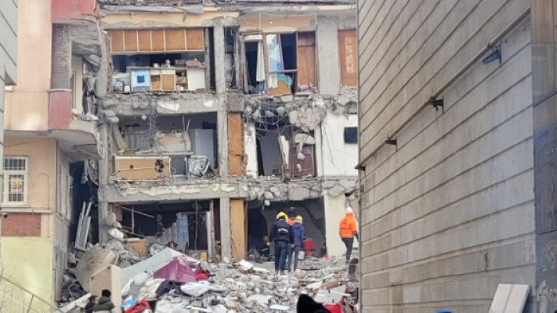 Diyarbakır'da 2 müteahhit enkazda kalarak hayatını kaybetti