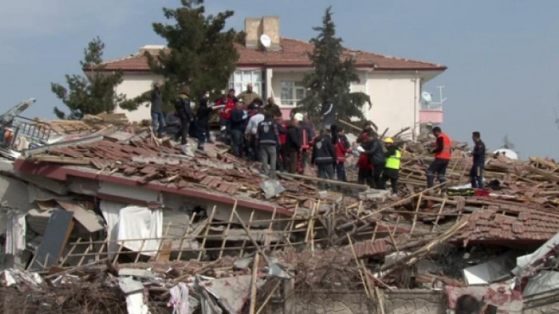 Malatya'da 5.6 büyüklüğünde deprem! Ağır hasarlı bina yıkıldı
