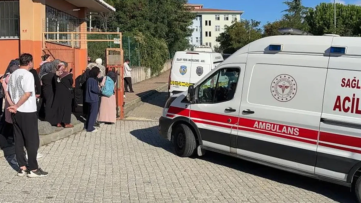 İstanbul'da okulda bı&ccedil;aklı kavga: 5 yaralı