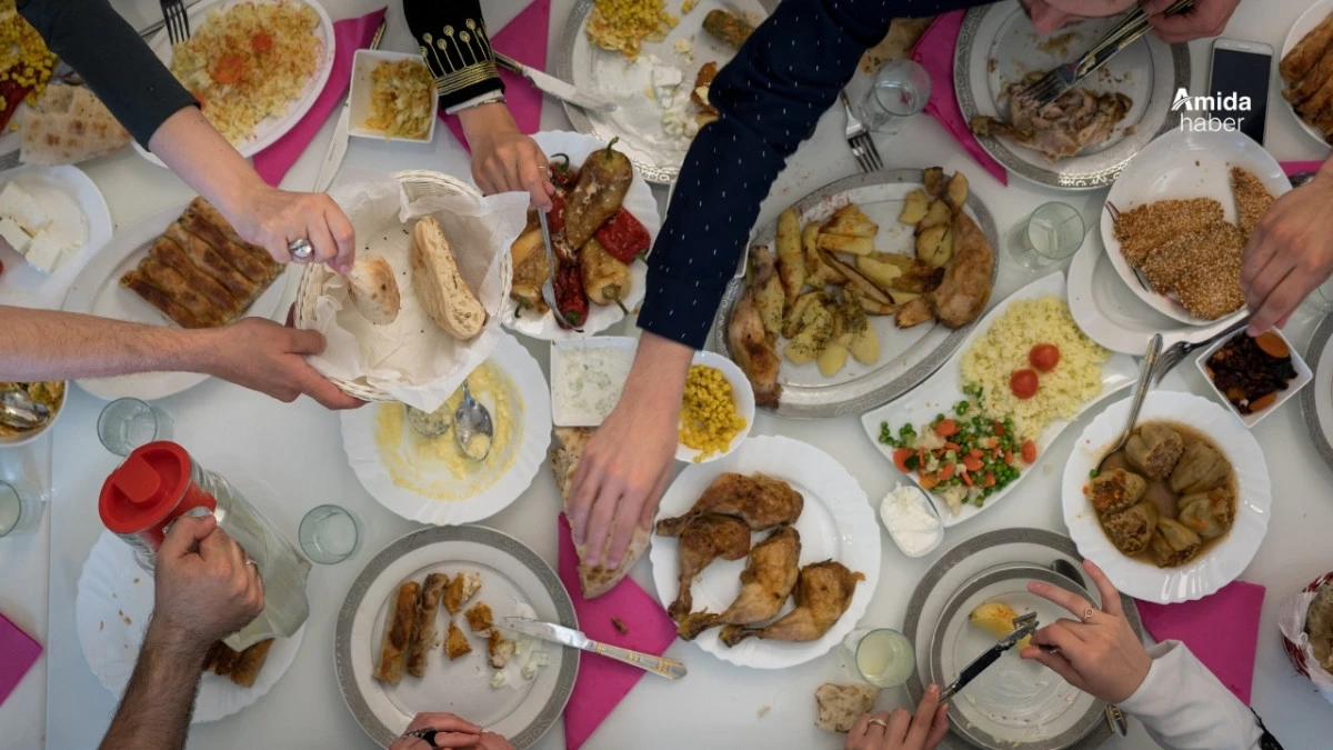 Kalp uzmanı uyardı: İftarda aşırı yemek ani &ouml;l&uuml;m riskini artırıyor