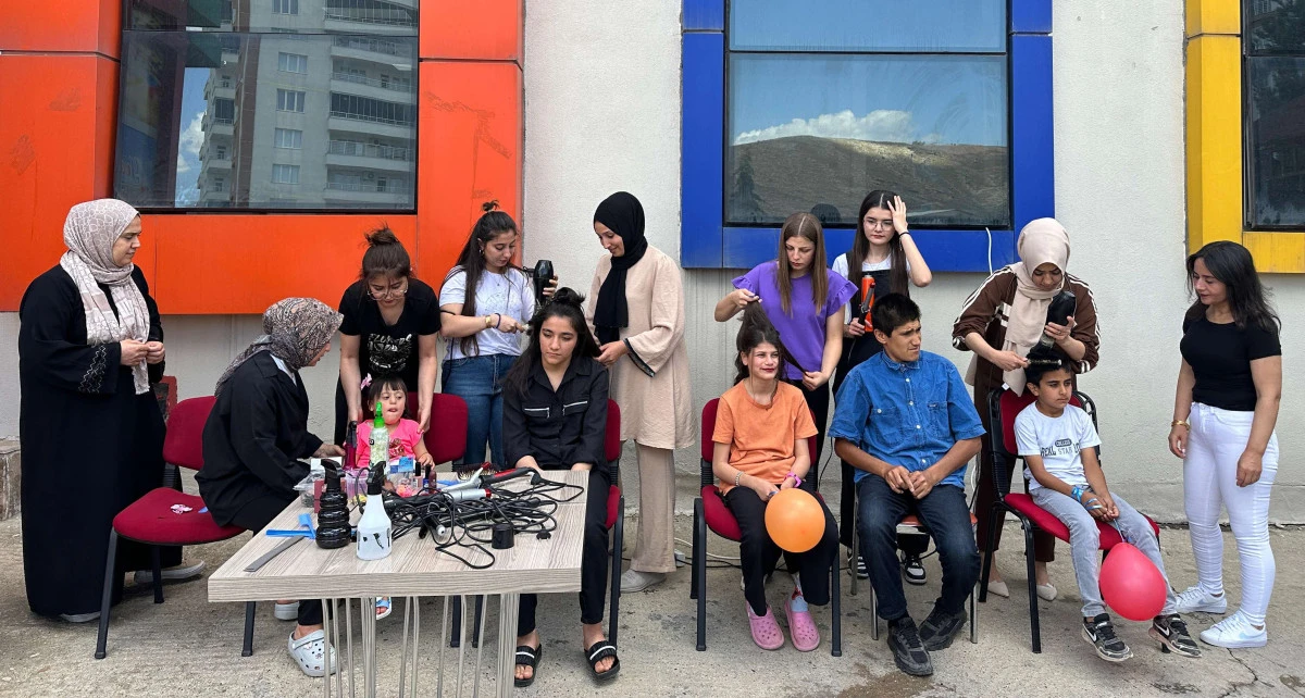 Özel Gereksinimli Öğrencilere Saç Bakımı ve Eğlenceli Anlar