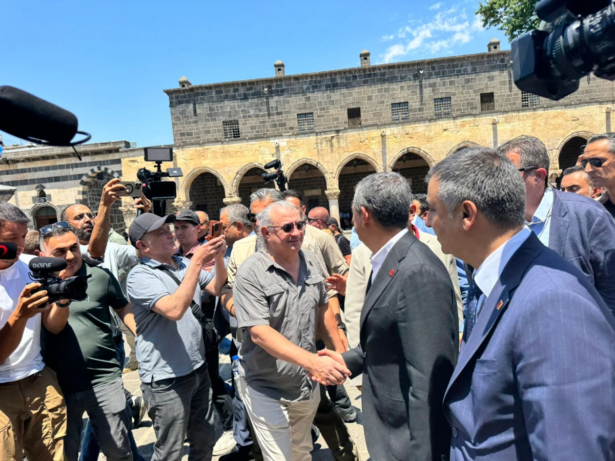 &Ouml;zel'e Diyarbakır'da sıcak karşılandı