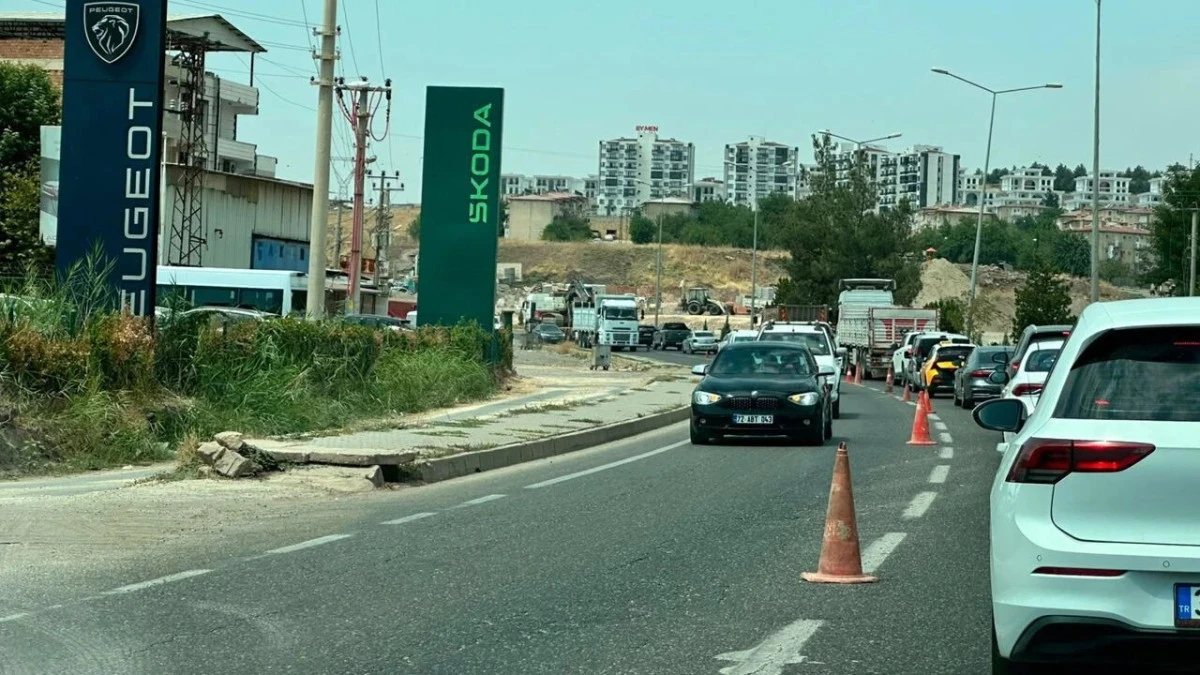 Seyrantepe&rsquo;de trafik &ccedil;ilesi: Yol tek şeride d&uuml;şt&uuml;, ulaşım kilitlendi