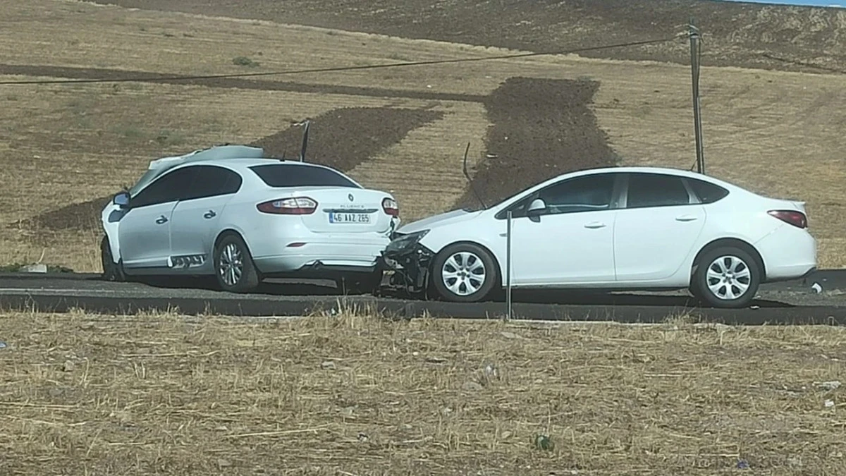 Silvan yolunda kaza: İki araç pert oldu, vatandaş uyardı