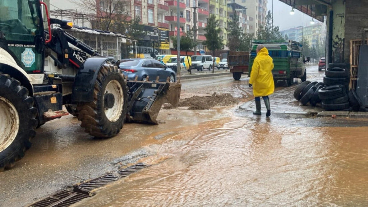 Silvan&rsquo;da dere taştı: Ekipler sahada