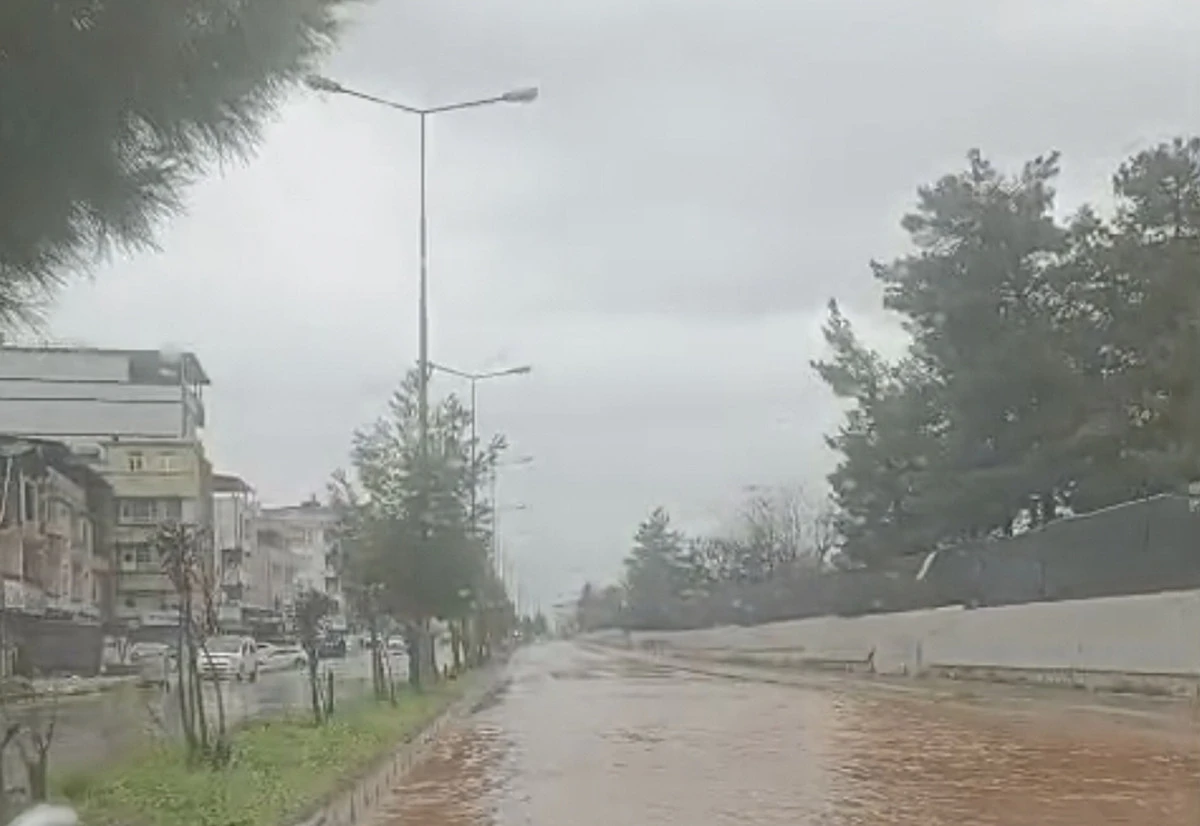 Silvan&rsquo;da Şiddetli Yağış Hayatı Fel&ccedil; Etti