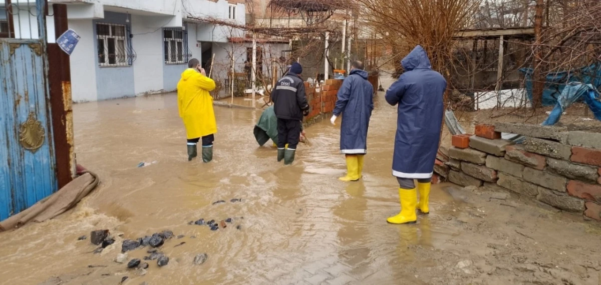 Silvan&rsquo;ı sel vurdu: Evler su altında kaldı