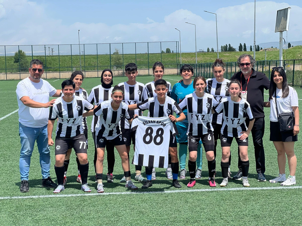 SİLVANSPOR KADIN FUTBOL TAKIMI MUŞ’TA FIRTINA GİBİ ESTİ: 5-0’LIK TARİHİ GALİBİYET!