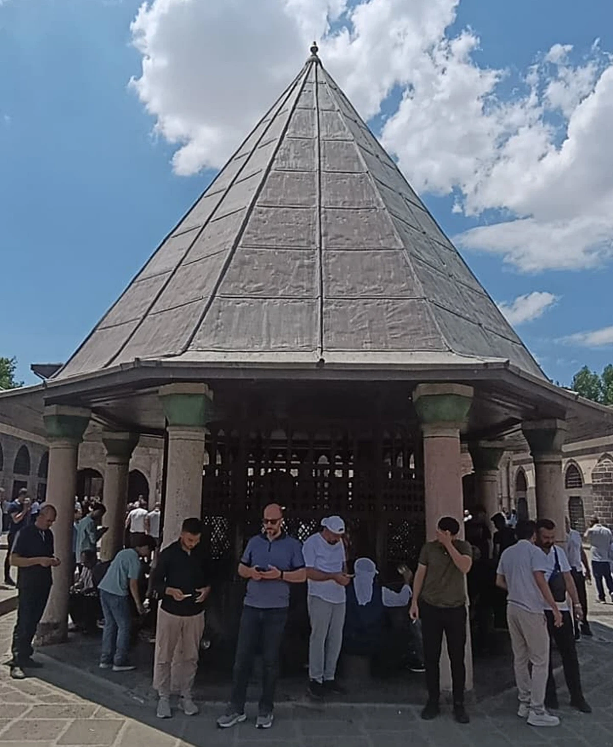 Ulu Cami Şadırvanında Para Kirliliği