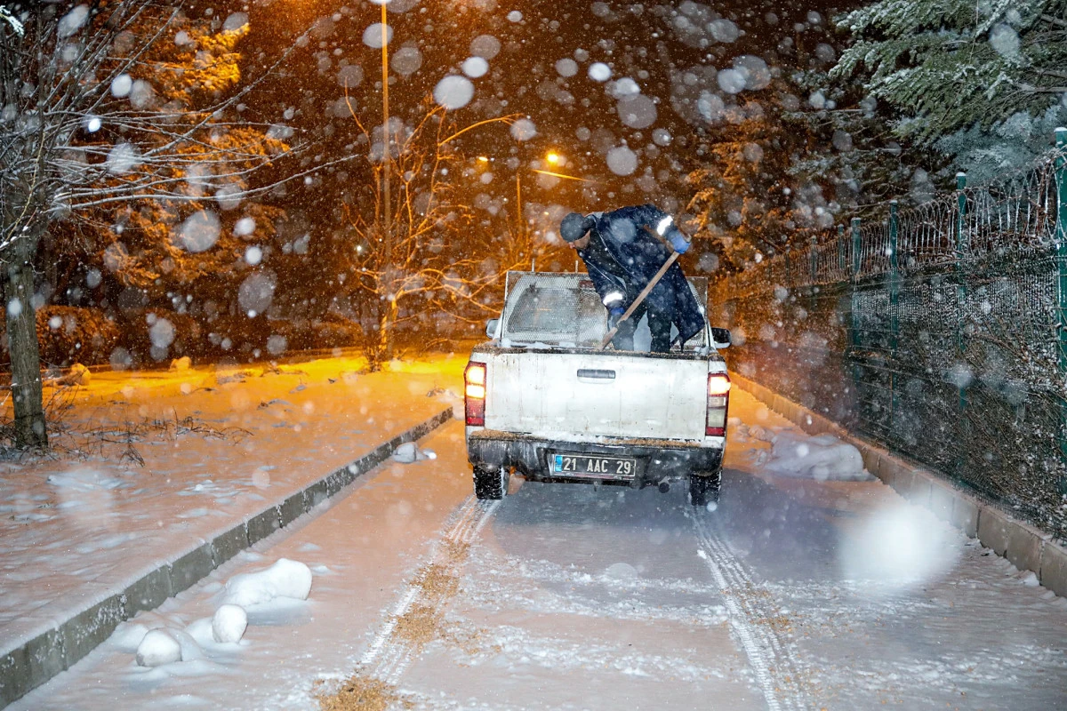 Yenişehir&rsquo;de karla m&uuml;cadele &ccedil;alışmaları aralıksız s&uuml;r&uuml;yor