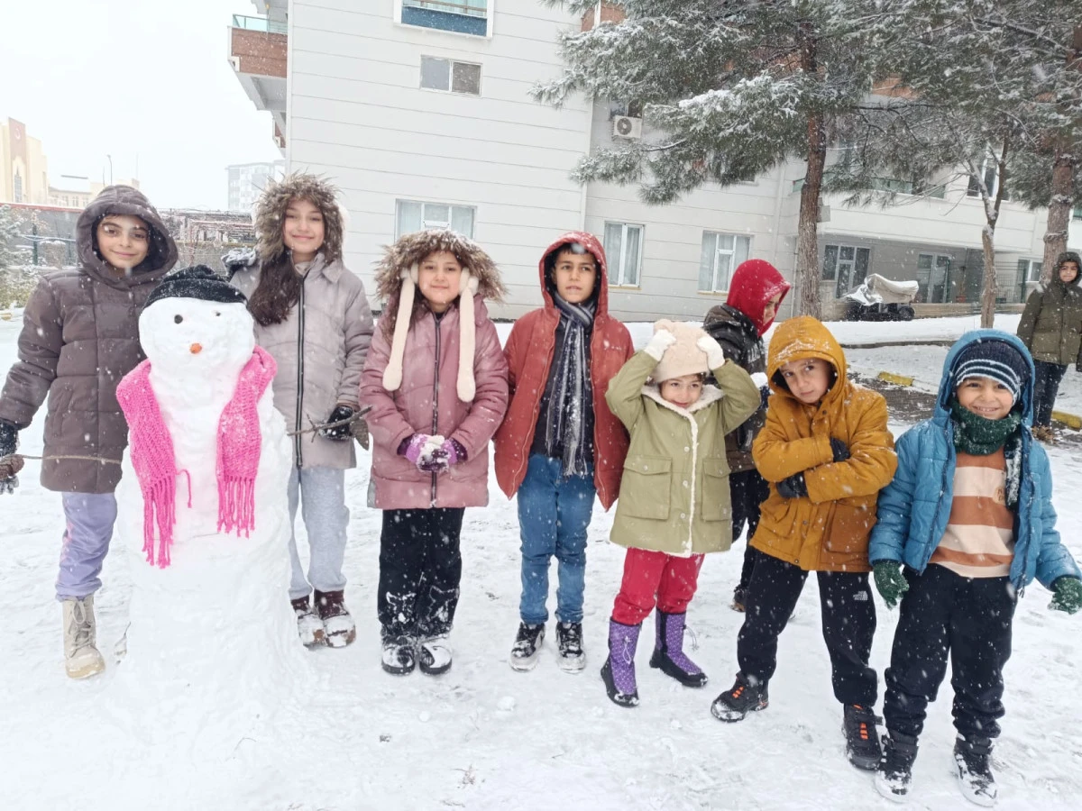 Yoğun Kar Yağışı Nedeniyle Silvan&rsquo;da Okullar Tatil EdildiYoğun Kar Yağışı Nedeniyle Silvan&rsquo;da Okullar Tatil Edildi